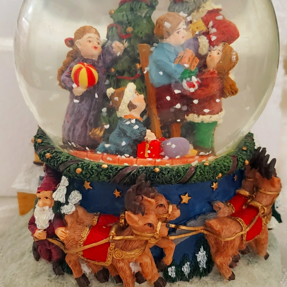 Santa musical snow globe